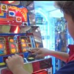 Contrasto al gioco d’azzardo, giro di vite sulle slot per i minori